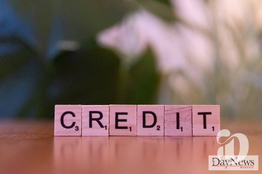 Sase placute de lemn care formeaza cuvantul CREDIT