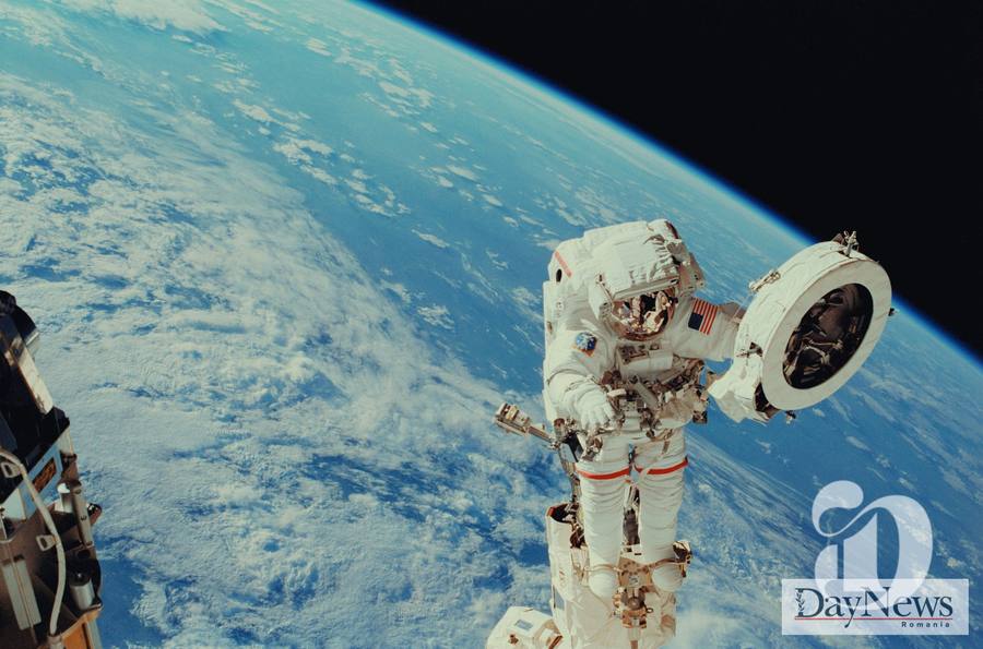 Cosmonaut in spatiu