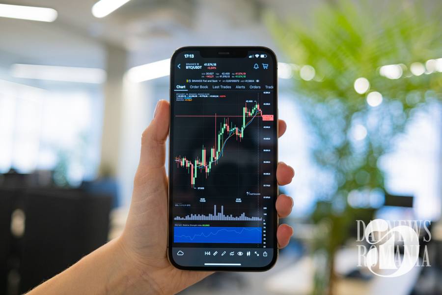 Telefon aplicatie financiara
