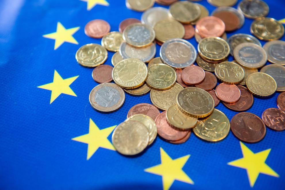 Euro atinge recordul de 5,2788 lei. Formarea Guvernului și evaluarea S&P, următoarele teste pentru România