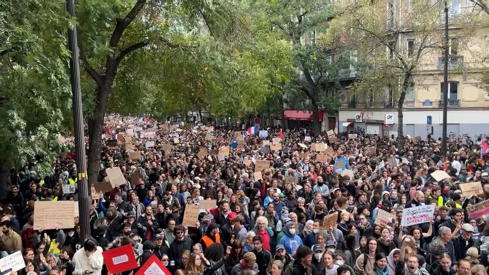 Franța: 1.200 de rețineri și 150 de polițiști și jandarmi răniți după proteste. Primăria din Limoges, devastată de incendiu
