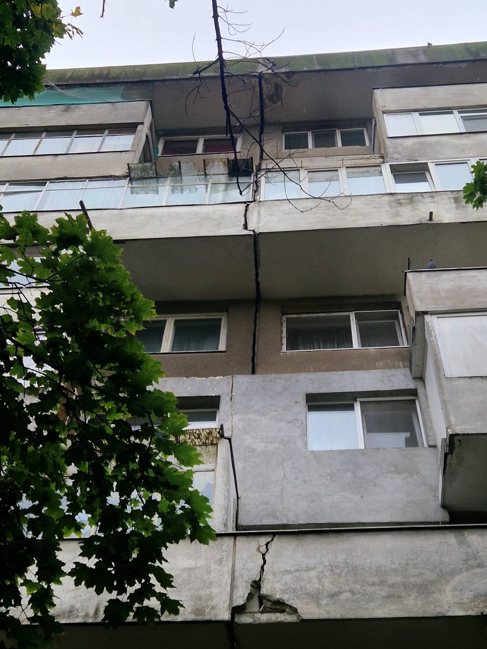 Locatarii blocului din Drumul Taberei s-au întors acasă. PMB spune că fisura există din 2017