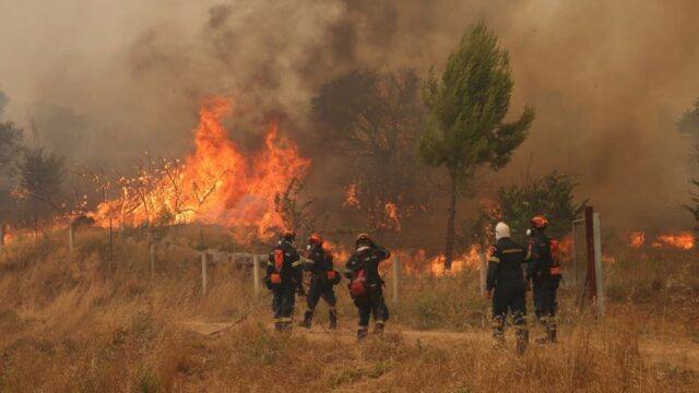 Incendii devastatoare în Grecia: Cinci pompieri și-au pierdut viața