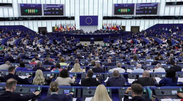 Europarlamentarii condamnă Serbia pentru funeraliile lui Ratko Mladic
