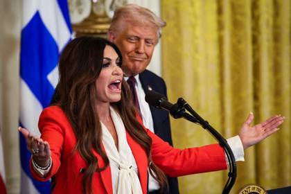 Trump analizează demiterea lui Kimberly Guilfoyle. Acuzațiile privind gazele, banii și România, contestate de avocați